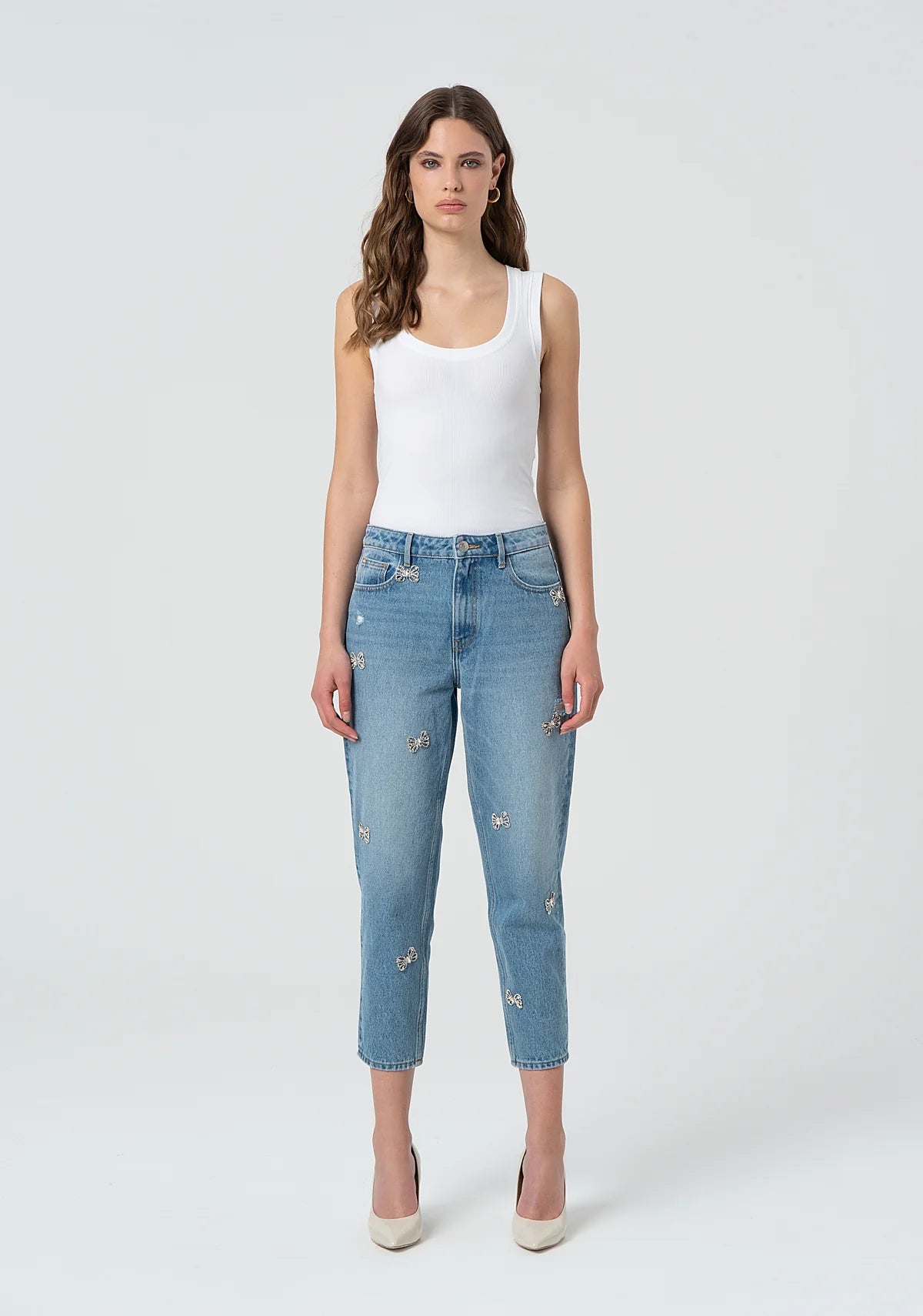 Jeans Carrot Mom Fit in Denim con Lavaggio Medio