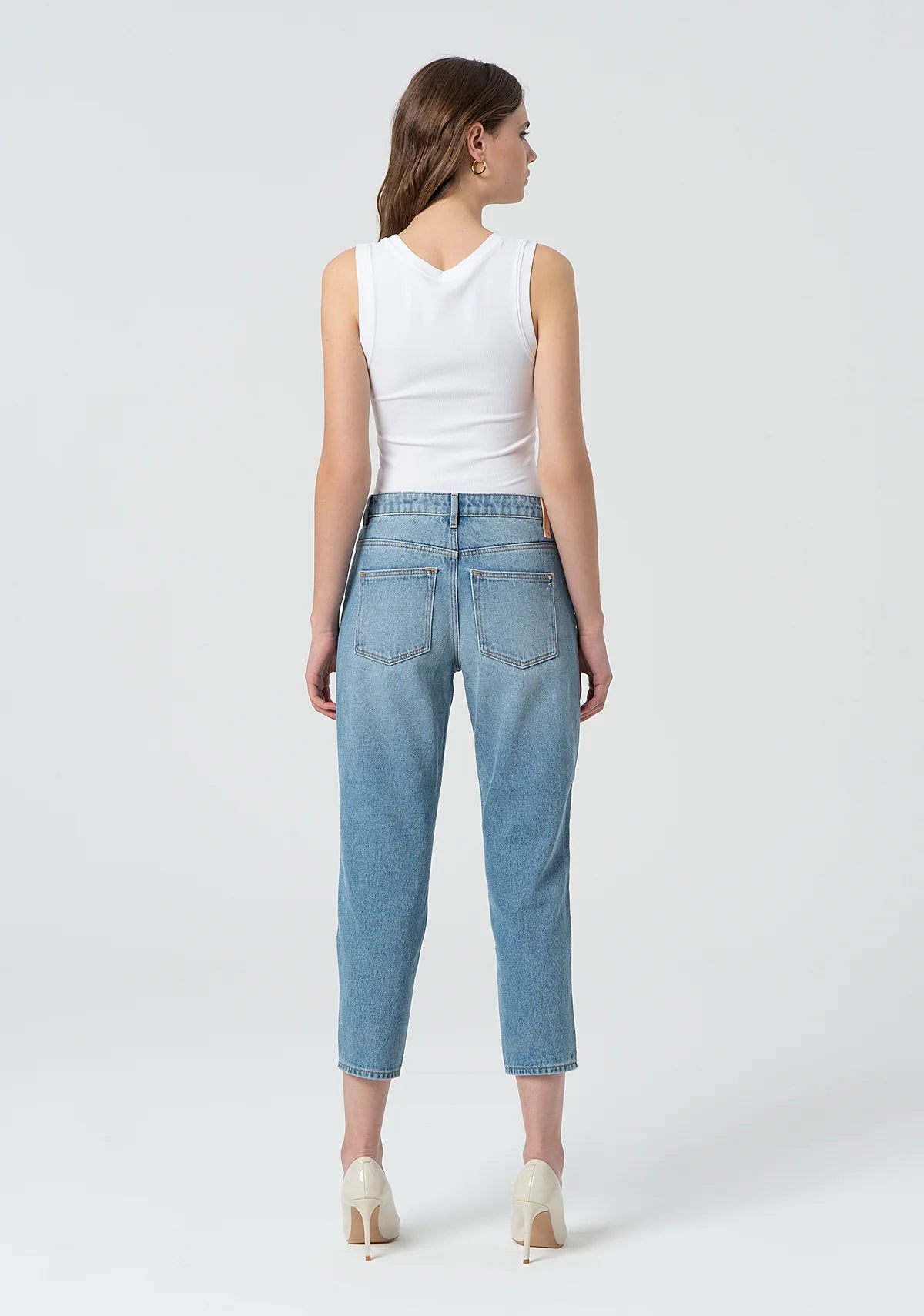 Jeans Carrot Mom Fit in Denim con Lavaggio Medio